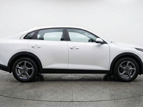 Used 2025 Kia K4 LXS image 11