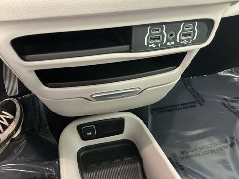 Used 2024 Chrysler Pacifica Touring-L image 34