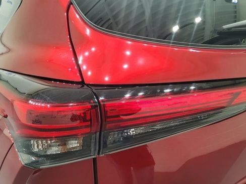 Used 2022 Toyota Highlander XLE image 11