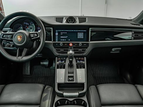 Certified 2026 Porsche Macan AWD/4WD image 6