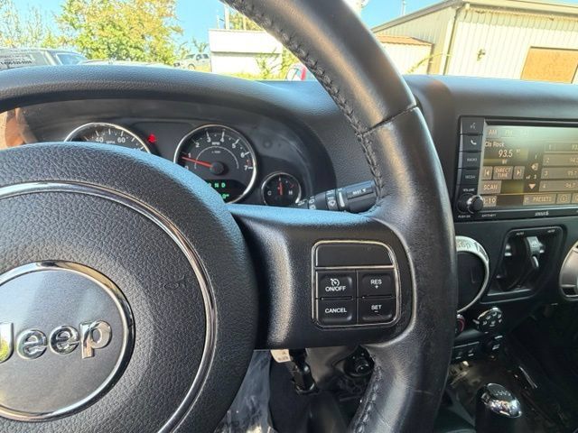Used 2017 Jeep Wrangler Unlimited Sahara w/ Connectivity Group AWD/4WD image 27