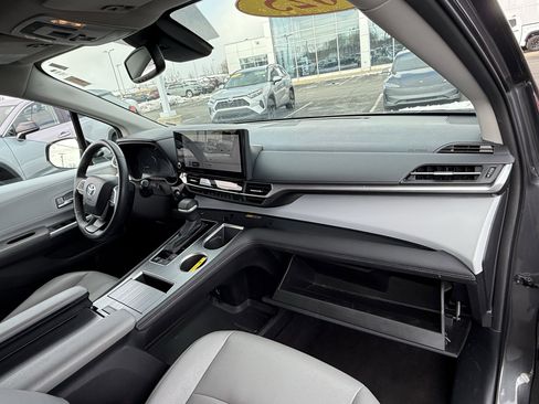 Used 2025 Toyota Sienna XLE image 13