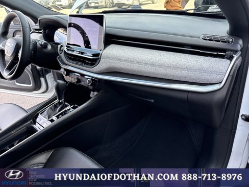 Used 2024 Jeep Compass Latitude image 16