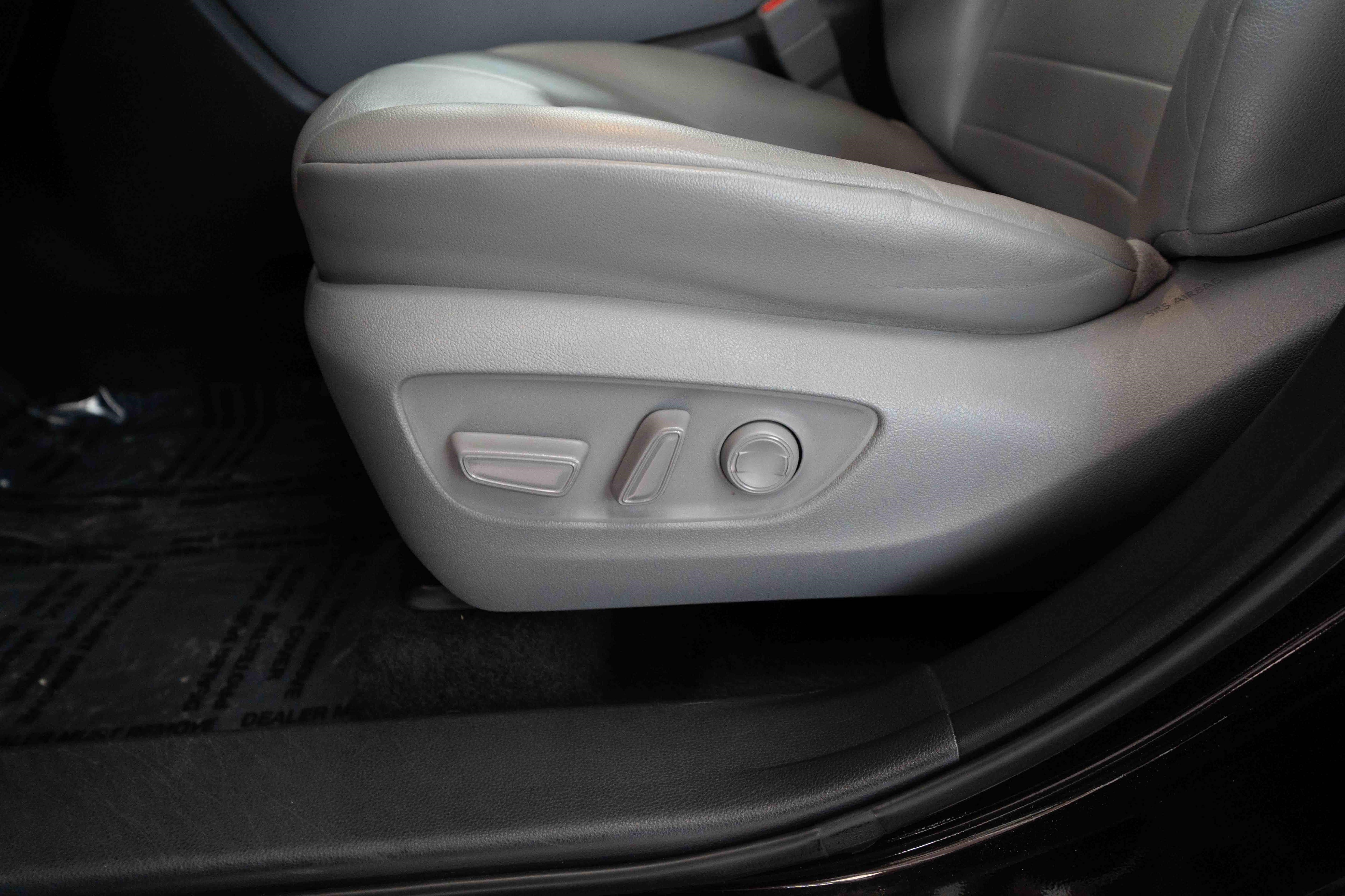 Used 2021 Toyota Highlander XLE AWD/4WD image 12