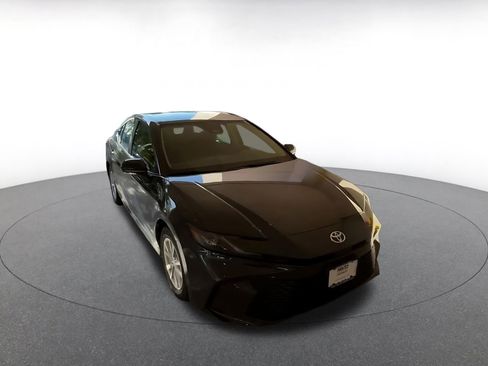 Used 2025 Toyota Camry LE image 3