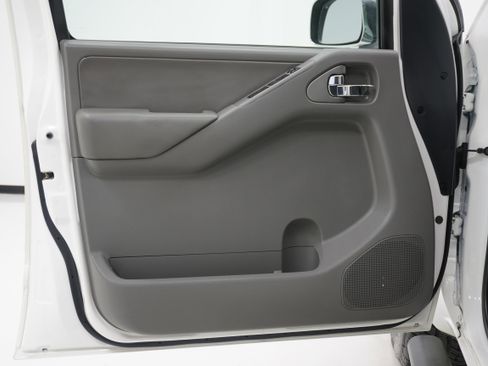 Used 2013 Nissan Frontier SL RWD image 14