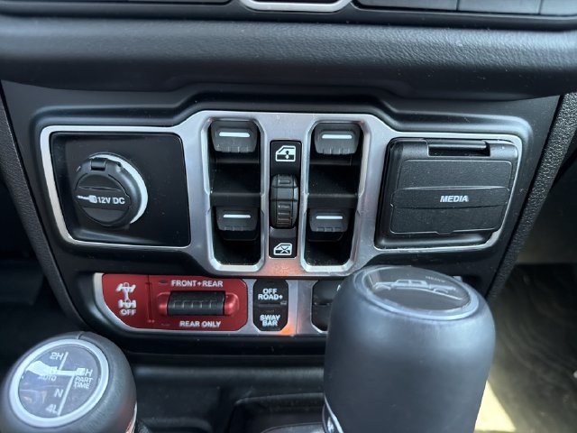 Used 2025 Jeep Gladiator Rubicon AWD/4WD image 34