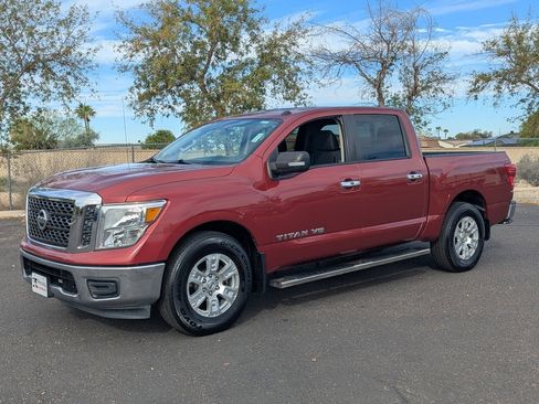 Used 2018 Nissan Titan SV image 2