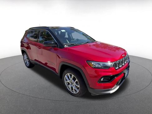 Used 2025 Jeep Compass Limited AWD/4WD image 2