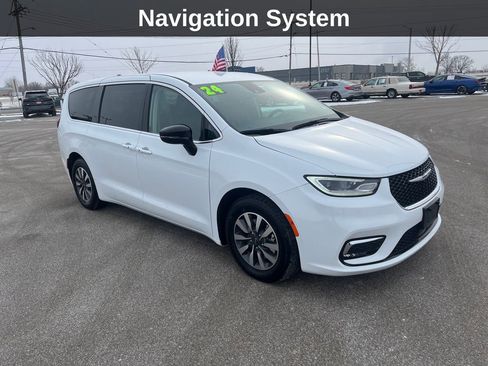 Used 2024 Chrysler Pacifica Select image 9