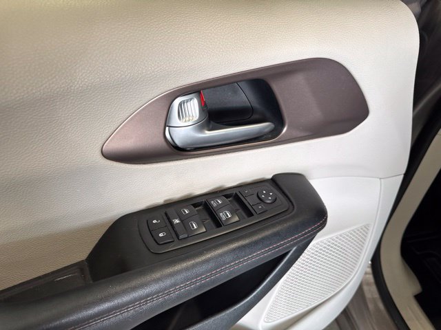 Used 2017 Chrysler Pacifica Touring-L FWD image 41