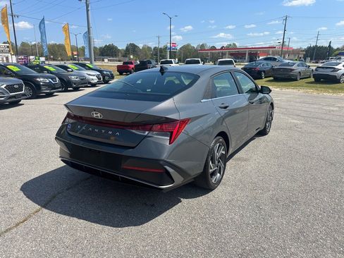 Used 2025 Hyundai Elantra SEL FWD image 5