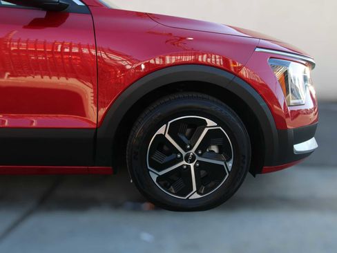 Used 2023 Kia Niro EX image 8