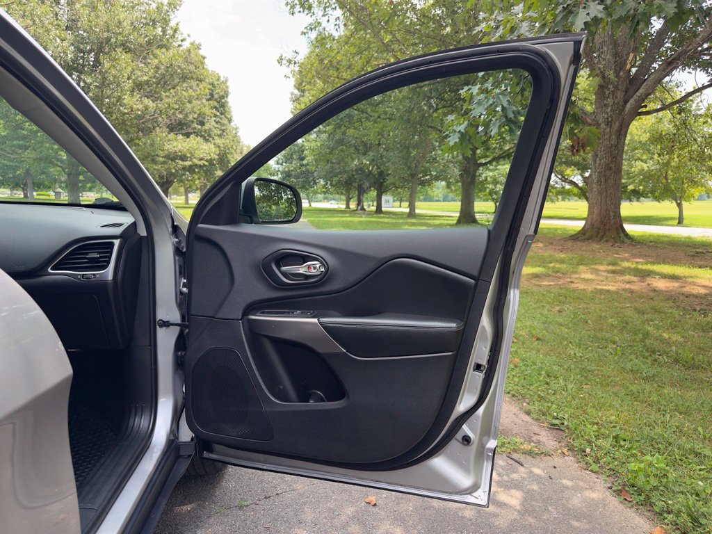 Used 2019 Jeep Cherokee Latitude Plus AWD/4WD image 28