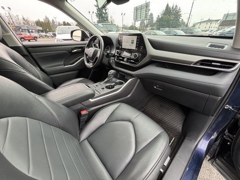 Used 2022 Toyota Highlander XLE image 11