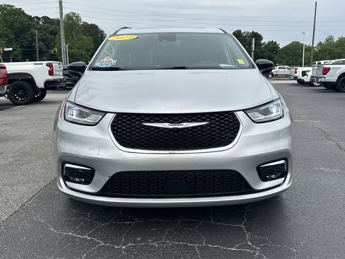 Used 2024 Chrysler Pacifica Limited FWD image 3