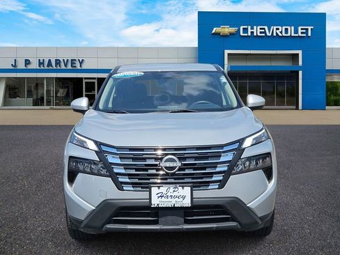 Used 2024 Nissan Rogue SV image 2