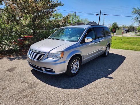 Used 2013 Chrysler Town & Country Touring-L w/ Entertainment Group #2 image 3