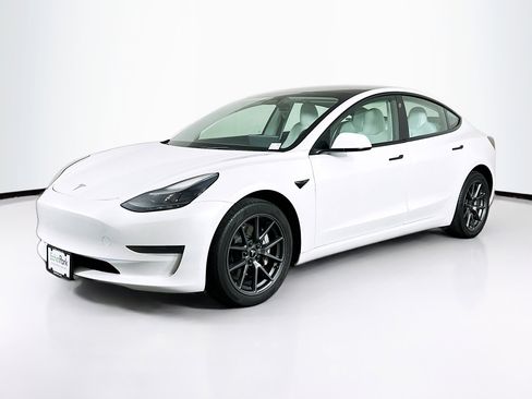 Used 2023 Tesla Model 3 Standard Range RWD image 3