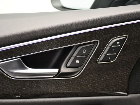 Used 2025 Audi Q8 Premium Plus image 33