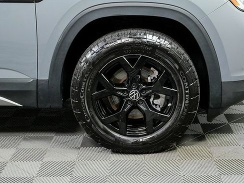 Certified 2025 Volkswagen Atlas Peak Edition SE image 4