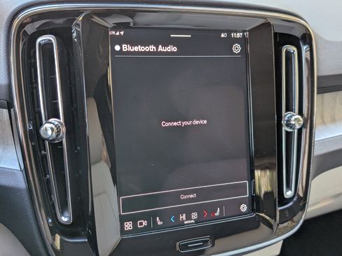 Used 2024 Volvo XC40 B5 Plus image 28