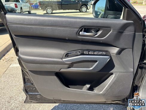 Used 2025 Nissan Pathfinder SL FWD image 57