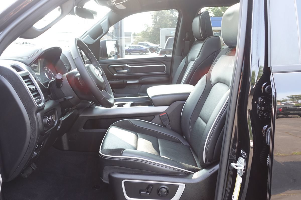 Used 2025 RAM 1500 Laramie w/ Sport Appearance Package AWD/4WD image 9