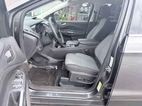 Used 2017 Ford Escape SE FWD image 2