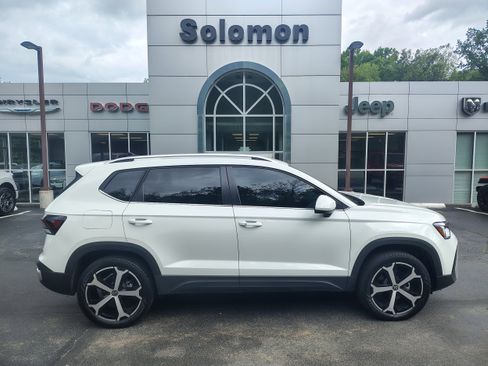 Used 2025 Volkswagen Taos SEL AWD/4WD image 1