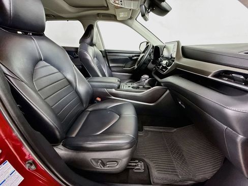 Used 2021 Toyota Highlander XLE AWD/4WD image 31