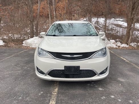 Used 2017 Chrysler Pacifica Touring-L Plus image 2