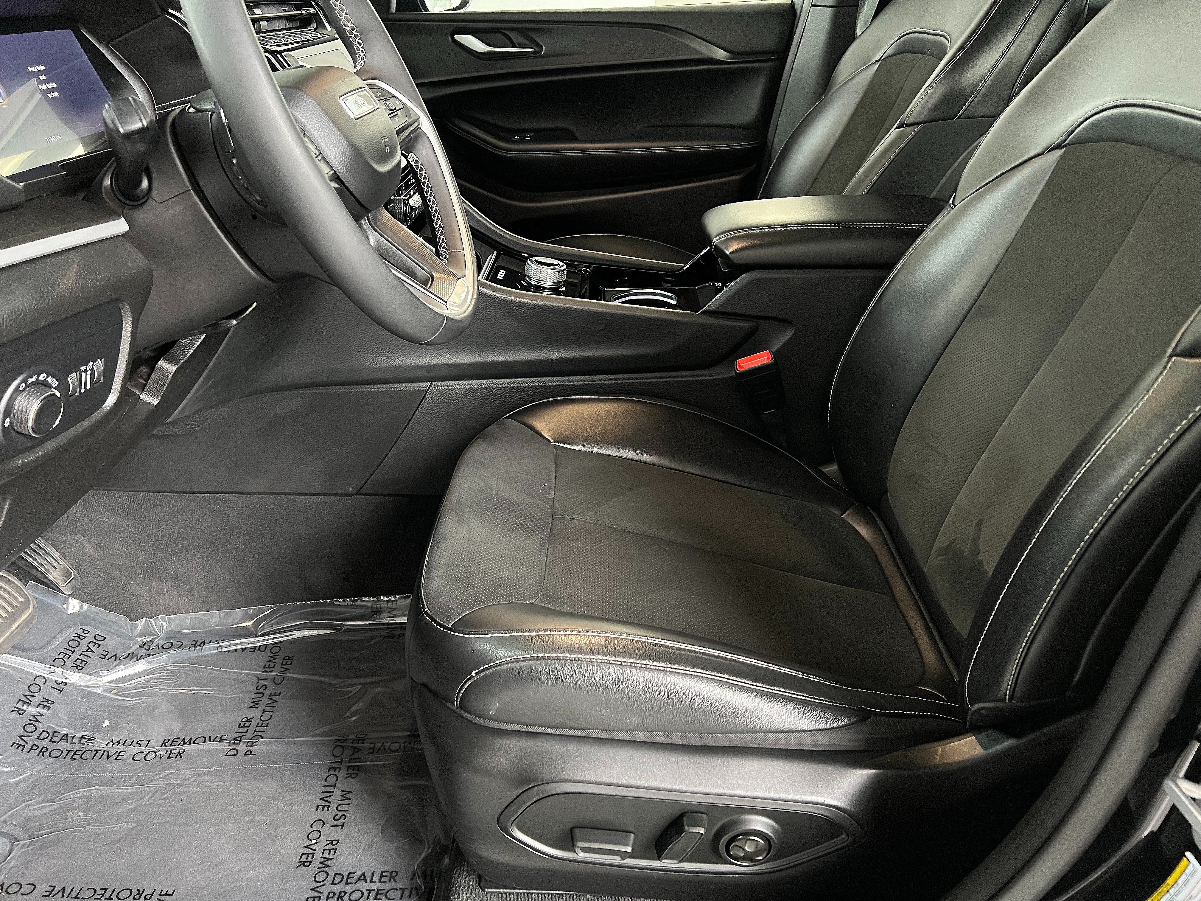 Used 2023 Jeep Grand Cherokee Altitude AWD/4WD image 10