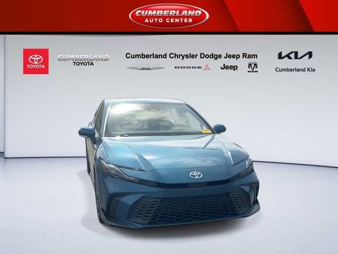 Used 2025 Toyota Camry SE image 3