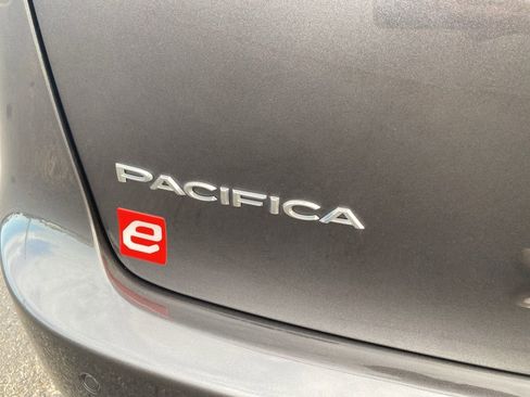 Used 2023 Chrysler Pacifica Touring-L image 40