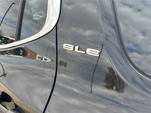 Used 2023 GMC Acadia SLE w/ Driver Convenience Package image 10