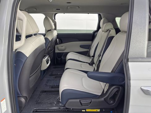 Used 2025 Kia Carnival EX image 46