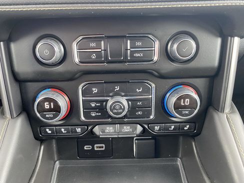 Used 2023 Chevrolet Tahoe Premier AWD/4WD image 24