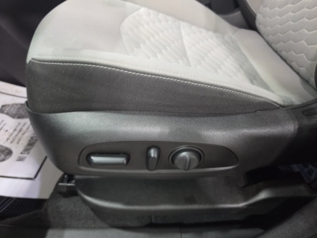 Used 2019 Chevrolet Equinox LT FWD image 21
