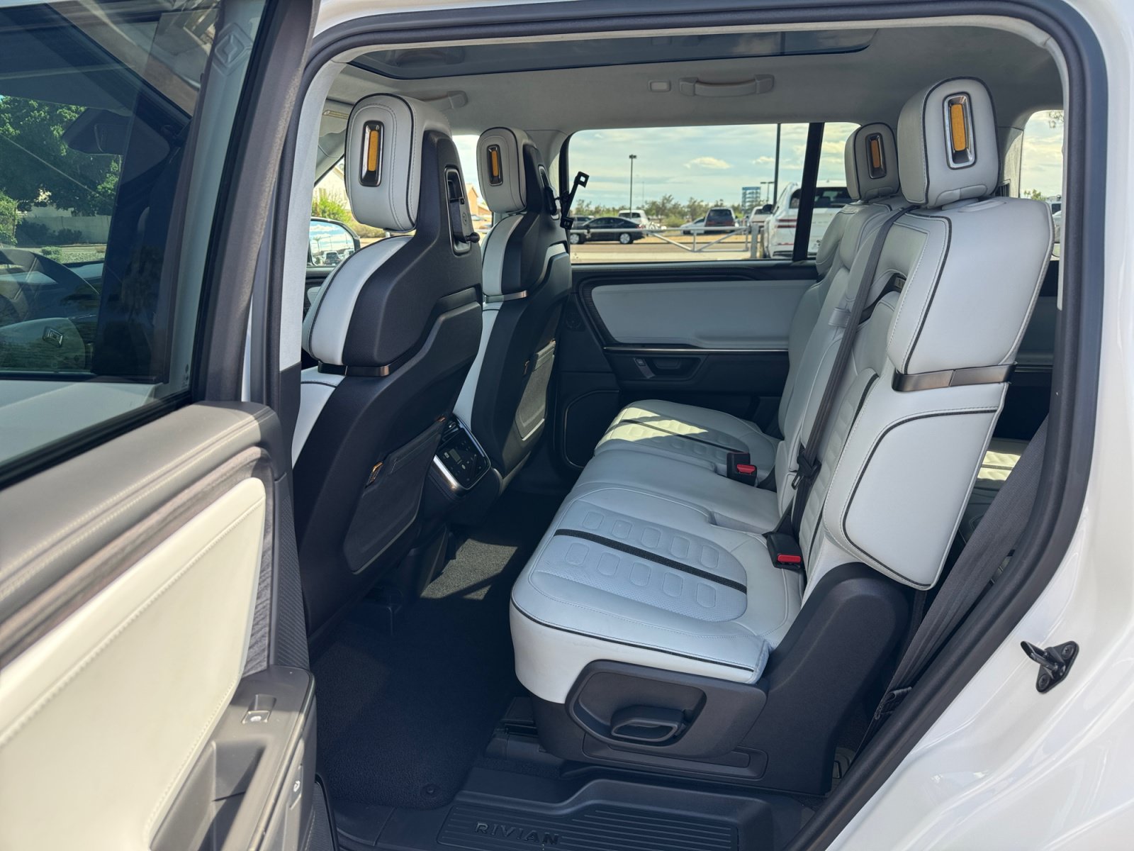 Used 2025 Rivian R1S Adventure Dual AWD/4WD image 17