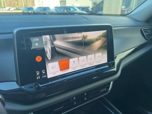 Certified 2025 Volkswagen Atlas Peak Edition SE image 18