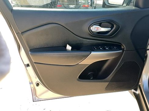 Used 2020 Jeep Cherokee Latitude Plus image 18