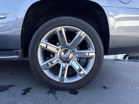 Used 2018 Cadillac Escalade Luxury w/ LPO, Radiant Package image 5