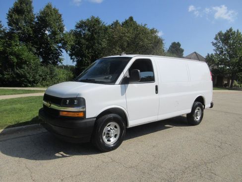 Used 2021 Chevrolet Express 2500 w/ Driver Convenience Package RWD image 3