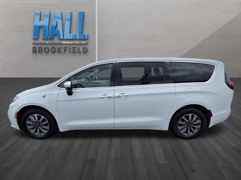 Used 2023 Chrysler Pacifica Touring-L FWD image 2
