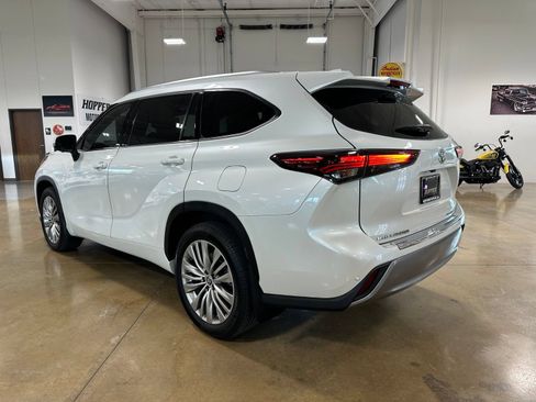 Used 2024 Toyota Highlander Platinum AWD/4WD image 5