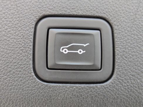 Used 2023 Chevrolet Suburban Premier image 8