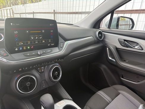 Used 2025 Chevrolet Blazer LT image 3