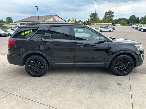 Used 2017 Ford Explorer XLT w/ XLT Technology Feature Bundle AWD/4WD image 4