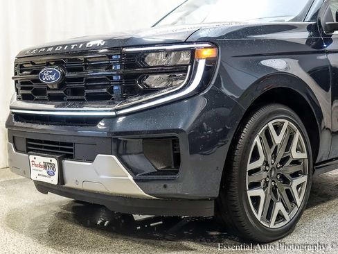 Used 2025 Ford Expedition Platinum w/ Platinum Ultimate Package AWD/4WD image 3